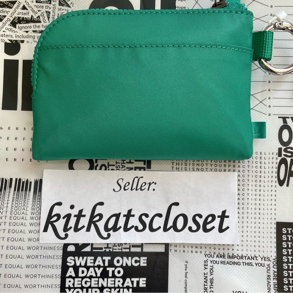 HOST PICK!!! 🆕 MALDIVES GREEN - NWT lululemon clippable card pouch - Picture 8 of 10